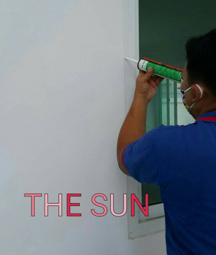 The Sun เป็นกาวอะคริลิคยาแนวสีพิเศษ ยอดขายอันดับ 1 มีสีให้เลือกมากกว่า 22 สี ได้แก่ สีขาว โอ๊ค เมเปิ้ล เทาอ่อน เทาเข้ม ทีค(สัก) โกลเด้นทีค(สักทอง) บีช เชอรี่ อเมริกันไวท์แอท ฯลฯ (ดูเฉดสีได้จากแผ่นชาดสี) เพื่อนำไปใช้ปิดรอยต่อยาแนว เนื้อกาวไม่ยุบตัว ยืดหยุ่นดี ยึดเกาะวัสดุได้หลายประเภท ทาสีทับได้   | https://thai-seal.com